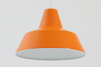 「The work shop lamp」です。Louis Poulsen社の定番ランプ。復刻品はアルミ製ですが、こちらはビンテージ品ならではの琺瑯&エナメルモデル。艶感が魅力的です。