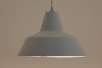 「The work shop lamp」です。Louis Poulsen社の定番ランプ。復刻品はアルミ製ですが、こちらはビンテージ品ならではの琺瑯&エナメルモデル。艶感が魅力的です。