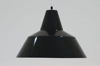 「The work shop lamp」です。Louis Poulsen社の定番ランプ。復刻品はアルミ製ですが、こちらはビンテージ品ならではの琺瑯&エナメルモデル。艶感が魅力的です。