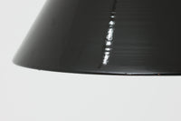 「The work shop lamp」です。Louis Poulsen社の定番ランプ。復刻品はアルミ製ですが、こちらはビンテージ品ならではの琺瑯&エナメルモデル。艶感が魅力的です。