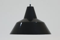 「The work shop lamp」です。Louis Poulsen社の定番ランプ。復刻品はアルミ製ですが、こちらはビンテージ品ならではの琺瑯&エナメルモデル。艶感が魅力的です。