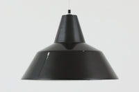 「The work shop lamp」です。Louis Poulsen社の定番ランプ。復刻品はアルミ製ですが、こちらはビンテージ品ならではの琺瑯&エナメルモデル。艶感が魅力的です。