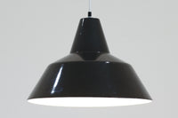 「The work shop lamp」です。Louis Poulsen社の定番ランプ。復刻品はアルミ製ですが、こちらはビンテージ品ならではの琺瑯&エナメルモデル。艶感が魅力的です。