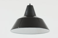 「The work shop lamp」です。Louis Poulsen社の定番ランプ。復刻品はアルミ製ですが、こちらはビンテージ品ならではの琺瑯&エナメルモデル。艶感が魅力的です。