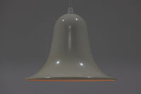 Verner PantonによってデザインされたPantop(パントップ)ペンダントライトです。パントンらしい丸みを帯びたフォルムです。現存するものが少なく希少なものです。