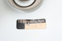 デンマークの照明ブランド「TS Belysning」によるゴールド仕上げのエレガントなフロアランプです。高さと角度を調整できる2つのシェードが特徴で、手元を明るく照らしたり空間全体に光を広げたりと、用途に応じたライティングが可能です。細身のゴールドフレームは上品で、使い込まれた錆や経年変化が味わいとなり、独特の風合いを楽しめます。北欧らしい洗練された雰囲気で、リビングや書斎に最適なデザイン性と実用性を兼ね備えた一品です。