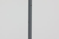 デンマークの照明メーカーFog & morup(フォグ&モーラップ)社(現在は廃業)のために、Jo Hammerborgがデザインした「Junior」です。北欧モダンデザインの特徴を持ち、細身のスタイルが非常にすっきりとした印象を与えます。シェードは角度調整が可能で、使用するシーンに合わせて光の向きを自由に変えることができ、使い勝手も抜群です。シンプルでありながら、洗練された美しさを兼ね備えたデザインは、どんなインテリアにもフィットします。