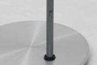 デンマークの照明メーカーFog & morup(フォグ&モーラップ)社(現在は廃業)のために、Jo Hammerborgがデザインした「Junior」です。北欧モダンデザインの特徴を持ち、細身のスタイルが非常にすっきりとした印象を与えます。シェードは角度調整が可能で、使用するシーンに合わせて光の向きを自由に変えることができ、使い勝手も抜群です。シンプルでありながら、洗練された美しさを兼ね備えたデザインは、どんなインテリアにもフィットします。