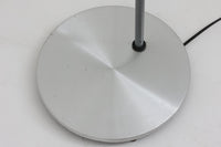 デンマークの照明メーカーFog & morup(フォグ&モーラップ)社(現在は廃業)のために、Jo Hammerborgがデザインした「Junior」です。北欧モダンデザインの特徴を持ち、細身のスタイルが非常にすっきりとした印象を与えます。シェードは角度調整が可能で、使用するシーンに合わせて光の向きを自由に変えることができ、使い勝手も抜群です。シンプルでありながら、洗練された美しさを兼ね備えたデザインは、どんなインテリアにもフィットします。