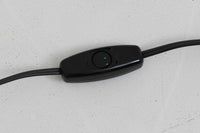 デンマークの照明メーカーFog & morup(フォグ&モーラップ)社(現在は廃業)のために、Jo Hammerborgがデザインした「Junior」です。北欧モダンデザインの特徴を持ち、細身のスタイルが非常にすっきりとした印象を与えます。シェードは角度調整が可能で、使用するシーンに合わせて光の向きを自由に変えることができ、使い勝手も抜群です。シンプルでありながら、洗練された美しさを兼ね備えたデザインは、どんなインテリアにもフィットします。