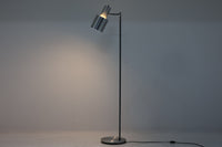 デンマークの照明メーカーFog & morup(フォグ&モーラップ)社(現在は廃業)のために、Jo Hammerborgがデザインした「Junior」です。北欧モダンデザインの特徴を持ち、細身のスタイルが非常にすっきりとした印象を与えます。シェードは角度調整が可能で、使用するシーンに合わせて光の向きを自由に変えることができ、使い勝手も抜群です。シンプルでありながら、洗練された美しさを兼ね備えたデザインは、どんなインテリアにもフィットします。