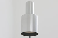 デンマークの照明メーカーFog & morup(フォグ&モーラップ)社(現在は廃業)のために、Jo Hammerborgがデザインした「Junior」です。北欧モダンデザインの特徴を持ち、細身のスタイルが非常にすっきりとした印象を与えます。シェードは角度調整が可能で、使用するシーンに合わせて光の向きを自由に変えることができ、使い勝手も抜群です。シンプルでありながら、洗練された美しさを兼ね備えたデザインは、どんなインテリアにもフィットします。