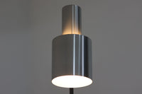 デンマークの照明メーカーFog & morup(フォグ&モーラップ)社(現在は廃業)のために、Jo Hammerborgがデザインした「Junior」です。北欧モダンデザインの特徴を持ち、細身のスタイルが非常にすっきりとした印象を与えます。シェードは角度調整が可能で、使用するシーンに合わせて光の向きを自由に変えることができ、使い勝手も抜群です。シンプルでありながら、洗練された美しさを兼ね備えたデザインは、どんなインテリアにもフィットします。