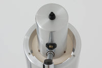 デンマークの照明メーカーFog & morup(フォグ&モーラップ)社(現在は廃業)のために、Jo Hammerborgがデザインした「Junior」です。北欧モダンデザインの特徴を持ち、細身のスタイルが非常にすっきりとした印象を与えます。シェードは角度調整が可能で、使用するシーンに合わせて光の向きを自由に変えることができ、使い勝手も抜群です。シンプルでありながら、洗練された美しさを兼ね備えたデザインは、どんなインテリアにもフィットします。