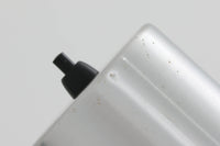 デンマークの照明メーカーFog & morup(フォグ&モーラップ)社(現在は廃業)のために、Jo Hammerborgがデザインした「Junior」です。北欧モダンデザインの特徴を持ち、細身のスタイルが非常にすっきりとした印象を与えます。シェードは角度調整が可能で、使用するシーンに合わせて光の向きを自由に変えることができ、使い勝手も抜群です。シンプルでありながら、洗練された美しさを兼ね備えたデザインは、どんなインテリアにもフィットします。