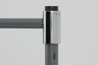 デンマークの照明メーカーFog & morup(フォグ&モーラップ)社(現在は廃業)のために、Jo Hammerborgがデザインした「Junior」です。北欧モダンデザインの特徴を持ち、細身のスタイルが非常にすっきりとした印象を与えます。シェードは角度調整が可能で、使用するシーンに合わせて光の向きを自由に変えることができ、使い勝手も抜群です。シンプルでありながら、洗練された美しさを兼ね備えたデザインは、どんなインテリアにもフィットします。