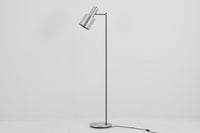 デンマークの照明メーカーFog & morup(フォグ&モーラップ)社(現在は廃業)のために、Jo Hammerborgがデザインした「Junior」です。北欧モダンデザインの特徴を持ち、細身のスタイルが非常にすっきりとした印象を与えます。シェードは角度調整が可能で、使用するシーンに合わせて光の向きを自由に変えることができ、使い勝手も抜群です。シンプルでありながら、洗練された美しさを兼ね備えたデザインは、どんなインテリアにもフィットします。