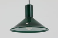 北欧より買い付けた、Holmgaard社製ビンテージランプです。Holmgaard社のペンダントライトの中でも人気の「P&T PENDEL」シリーズで内と外側の2層の色味が特徴的です。消灯&点灯時にそれぞれ違った表情を見せてくれる素敵なデザインです。