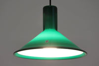 北欧より買い付けた、Holmgaard社製ビンテージランプです。Holmgaard社のペンダントライトの中でも人気の「P&T PENDEL」シリーズで内と外側の2層の色味が特徴的です。消灯&点灯時にそれぞれ違った表情を見せてくれる素敵なデザインです。