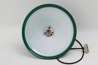 北欧より買い付けた、Holmgaard社製ビンテージランプです。Holmgaard社のペンダントライトの中でも人気の「P&T PENDEL」シリーズで内と外側の2層の色味が特徴的です。消灯&点灯時にそれぞれ違った表情を見せてくれる素敵なデザインです。