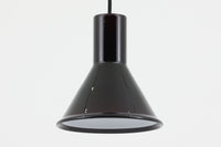 北欧より買い付けた、Holmgaard社製ビンテージランプです。照明部分はデンマークを代表する照明メーカーFog & morup社によって作成されています。Holmgaard社の人気シリーズである「P&T PENDEL」は、内側と外側の2層の色味が特徴的です。これにより、消灯時と点灯時で異なる表情を楽しむことができます。美しいデザインとともに、照明効果もお楽しみいただける素晴らしいアイテムです。