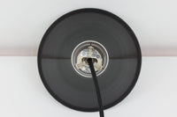 北欧より買い付けた、Holmgaard社製ビンテージランプです。照明部分はデンマークを代表する照明メーカーFog & morup社によって作成されています。Holmgaard社の人気シリーズである「P&T PENDEL」は、内側と外側の2層の色味が特徴的です。これにより、消灯時と点灯時で異なる表情を楽しむことができます。美しいデザインとともに、照明効果もお楽しみいただける素晴らしいアイテムです。