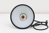 北欧より買い付けた、Holmgaard社製ビンテージランプです。照明部分はデンマークを代表する照明メーカーFog & morup社によって作成されています。Holmgaard社の人気シリーズである「P&T PENDEL」は、内側と外側の2層の色味が特徴的です。これにより、消灯時と点灯時で異なる表情を楽しむことができます。美しいデザインとともに、照明効果もお楽しみいただける素晴らしいアイテムです。