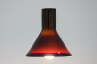 北欧より買い付けた、Holmgaard社製ビンテージランプです。照明部分はデンマークを代表する照明メーカーFog & morup社によって作成されています。Holmgaard社の人気シリーズである「P&T PENDEL」は、内側と外側の2層の色味が特徴的です。これにより、消灯時と点灯時で異なる表情を楽しむことができます。美しいデザインとともに、照明効果もお楽しみいただける素晴らしいアイテムです。