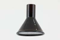 北欧より買い付けた、Holmgaard社製ビンテージランプです。照明部分はデンマークを代表する照明メーカーFog & morup社によって作成されています。Holmgaard社の人気シリーズである「P&T PENDEL」は、内側と外側の2層の色味が特徴的です。これにより、消灯時と点灯時で異なる表情を楽しむことができます。美しいデザインとともに、照明効果もお楽しみいただける素晴らしいアイテムです。