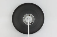 北欧より買い付けた、Holmgaard社製ビンテージランプです。照明部分はデンマークを代表する照明メーカーFog & morup社によって作成されています。Holmgaard社の人気シリーズである「P&T PENDEL」は、内側と外側の2層の色味が特徴的です。これにより、消灯時と点灯時で異なる表情を楽しむことができます。美しいデザインとともに、照明効果もお楽しみいただける素晴らしいアイテムです。