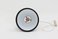 北欧より買い付けた、Holmgaard社製ビンテージランプです。照明部分はデンマークを代表する照明メーカーFog & morup社によって作成されています。Holmgaard社の人気シリーズである「P&T PENDEL」は、内側と外側の2層の色味が特徴的です。これにより、消灯時と点灯時で異なる表情を楽しむことができます。美しいデザインとともに、照明効果もお楽しみいただける素晴らしいアイテムです。