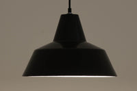 「The work shop lamp」です。Louis Poulsen社の定番ランプ。復刻品はアルミ製ですが、こちらはビンテージ品ならではの琺瑯&エナメルモデル。艶感が魅力的です。