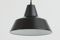 「The work shop lamp」です。Louis Poulsen社の定番ランプ。復刻品はアルミ製ですが、こちらはビンテージ品ならではの琺瑯&エナメルモデル。艶感が魅力的です。