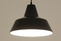 「The work shop lamp」です。Louis Poulsen社の定番ランプ。復刻品はアルミ製ですが、こちらはビンテージ品ならではの琺瑯&エナメルモデル。艶感が魅力的です。