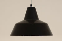 「The work shop lamp」です。Louis Poulsen社の定番ランプ。復刻品はアルミ製ですが、こちらはビンテージ品ならではの琺瑯&エナメルモデル。艶感が魅力的です。