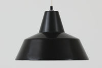 「The work shop lamp」です。Louis Poulsen社の定番ランプ。復刻品はアルミ製ですが、こちらはビンテージ品ならではの琺瑯&エナメルモデル。艶感が魅力的です。