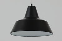 「The work shop lamp」です。Louis Poulsen社の定番ランプ。復刻品はアルミ製ですが、こちらはビンテージ品ならではの琺瑯&エナメルモデル。艶感が魅力的です。