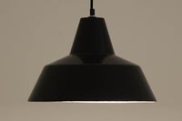 「The work shop lamp」です。Louis Poulsen社の定番ランプ。復刻品はアルミ製ですが、こちらはビンテージ品ならではの琺瑯&エナメルモデル。艶感が魅力的です。