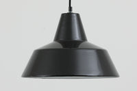 「The work shop lamp」です。Louis Poulsen社の定番ランプ。復刻品はアルミ製ですが、こちらはビンテージ品ならではの琺瑯&エナメルモデル。艶感が魅力的です。