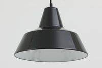 「The work shop lamp」です。Louis Poulsen社の定番ランプ。復刻品はアルミ製ですが、こちらはビンテージ品ならではの琺瑯&エナメルモデル。艶感が魅力的です。