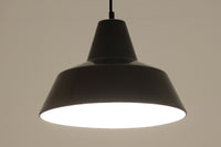 「The work shop lamp」です。Louis Poulsen社の定番ランプ。復刻品はアルミ製ですが、こちらはビンテージ品ならではの琺瑯&エナメルモデル。艶感が魅力的です。