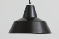 「The work shop lamp」です。Louis Poulsen社の定番ランプ。復刻品はアルミ製ですが、こちらはビンテージ品ならではの琺瑯&エナメルモデル。艶感が魅力的です。