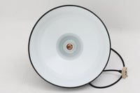 「The work shop lamp」です。Louis Poulsen社の定番ランプ。復刻品はアルミ製ですが、こちらはビンテージ品ならではの琺瑯&エナメルモデル。艶感が魅力的です。