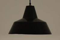 「The work shop lamp」です。Louis Poulsen社の定番ランプ。復刻品はアルミ製ですが、こちらはビンテージ品ならではの琺瑯&エナメルモデル。艶感が魅力的です。