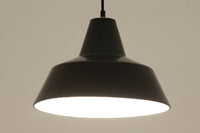 「The work shop lamp」です。Louis Poulsen社の定番ランプ。復刻品はアルミ製ですが、こちらはビンテージ品ならではの琺瑯&エナメルモデル。艶感が魅力的です。