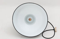 「The work shop lamp」です。Louis Poulsen社の定番ランプ。復刻品はアルミ製ですが、こちらはビンテージ品ならではの琺瑯&エナメルモデル。艶感が魅力的です。