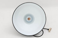 「The work shop lamp」です。Louis Poulsen社の定番ランプ。復刻品はアルミ製ですが、こちらはビンテージ品ならではの琺瑯&エナメルモデル。艶感が魅力的です。