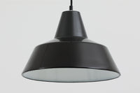 「The work shop lamp」です。Louis Poulsen社の定番ランプ。復刻品はアルミ製ですが、こちらはビンテージ品ならではの琺瑯&エナメルモデル。艶感が魅力的です。