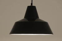 「The work shop lamp」です。Louis Poulsen社の定番ランプ。復刻品はアルミ製ですが、こちらはビンテージ品ならではの琺瑯&エナメルモデル。艶感が魅力的です。