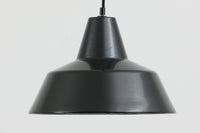 「The work shop lamp」です。Louis Poulsen社の定番ランプ。復刻品はアルミ製ですが、こちらはビンテージ品ならではの琺瑯&エナメルモデル。艶感が魅力的です。